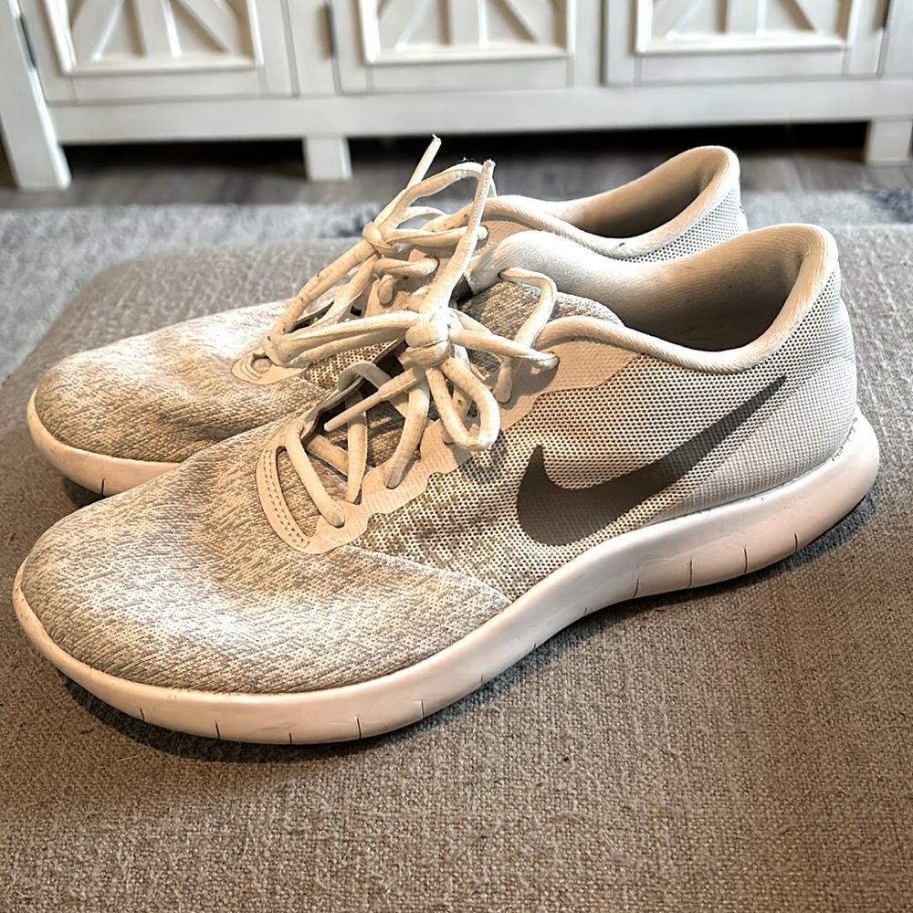 Nike’s - Women Sz 8 - White & Grey